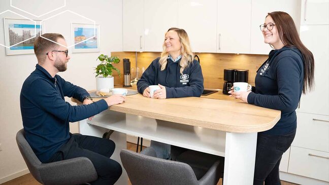 Drei Personen in einer Besprechung